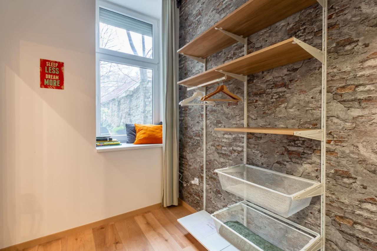 Industrial Style With Ac Steps To Gozsdu Appartamento Budapest